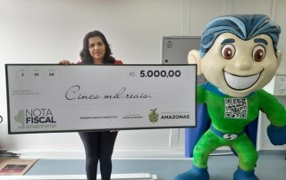 Raimunda Maquine Nunes Gomes ganhou 5 mil reais no 98º sorteio mensal da Campanha Nota Fiscal Amazonense